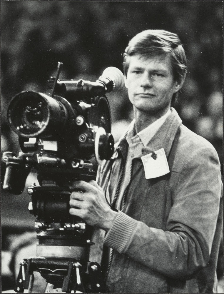 Rahvarinde asutamiskongress Linnahallis. Operaator Peeter Ülevain filmimas.