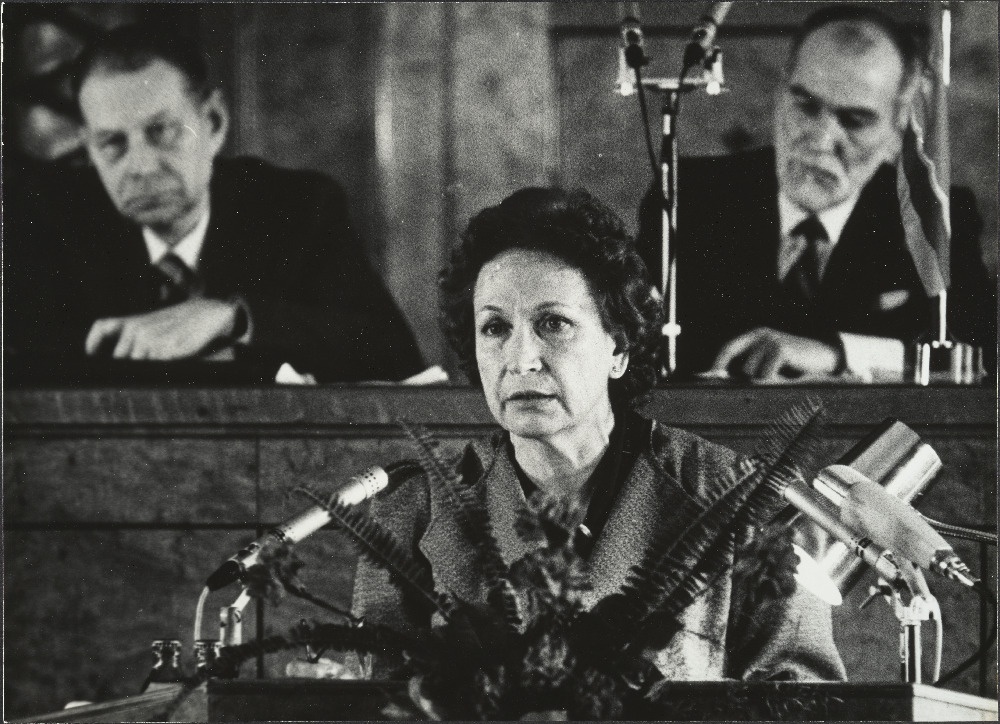 Eesti NSV loominguliste liitude ühispleenum Toompea lossis ENSV Ülemnõukogu istungite saalis. Kõneleb ühiskonnateadlane Klara Hallik.