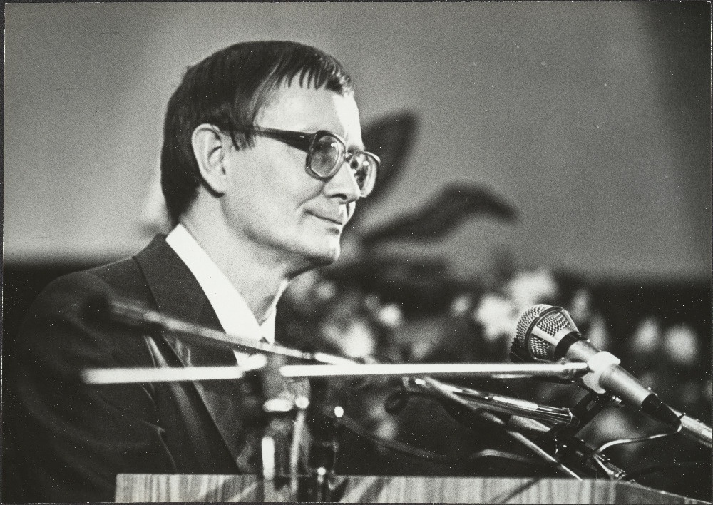 Eesti Vabariigi aastapäeva tähistamine. Pidulikul kontsertaktusel "Estonia " teatris kõneleb Tunne Kelam.