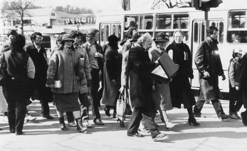 Muinsuskaitsepäevade üritused Tartus. 15.-17.04.1988. Inimesed sini-must-valgete käelintidega.