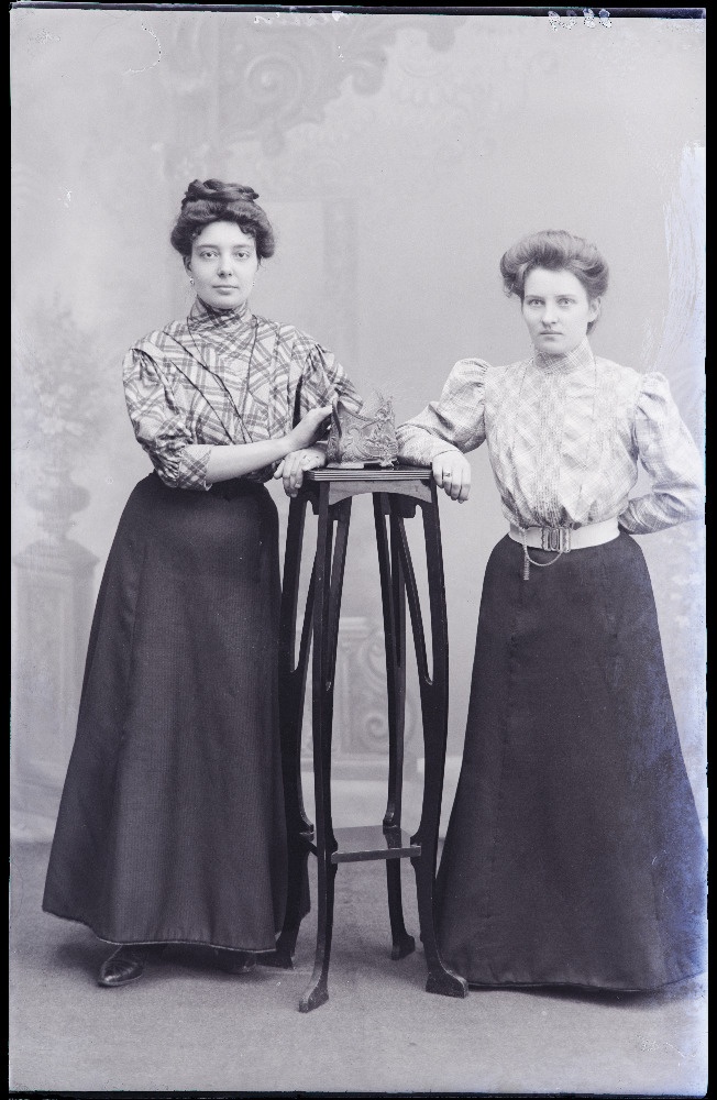 Kaks naist, (foto tellija Kalam).