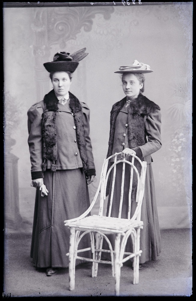 Kaks naist, (foto tellija Kallas).