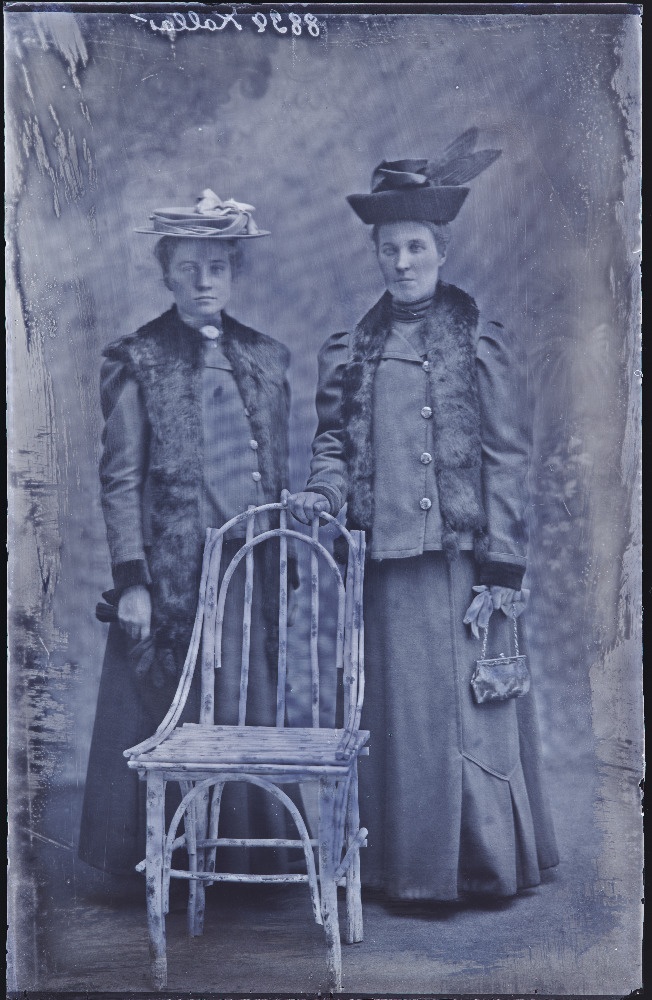 Kaks naist, (foto tellija Kallas).