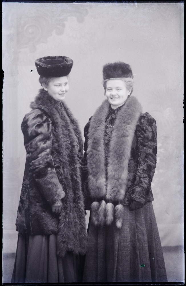 Kaks naist talveriietes, (foto tellija Roosi).