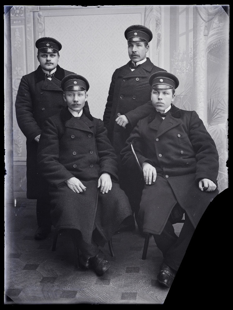 Grupp ametnikke, paremal istub Jaan Vares, (foto tellija Kask).