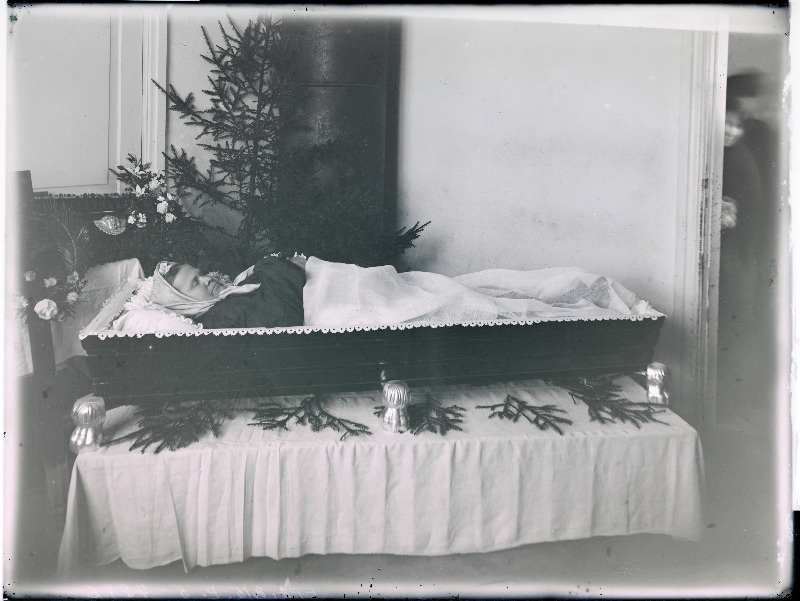 Pärstist pärit Eeva Peeli (surnud 30.10.1907) põrm kirstus.