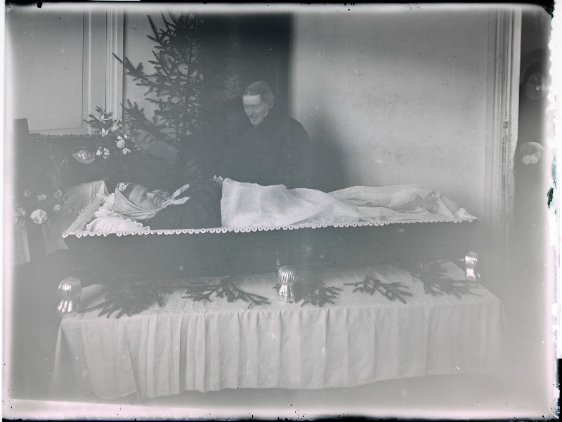 Hans Peel Pärstist leinamas oma abikaasa Eeva Peeli  (surnud 30.10.1907) kirstu juures.