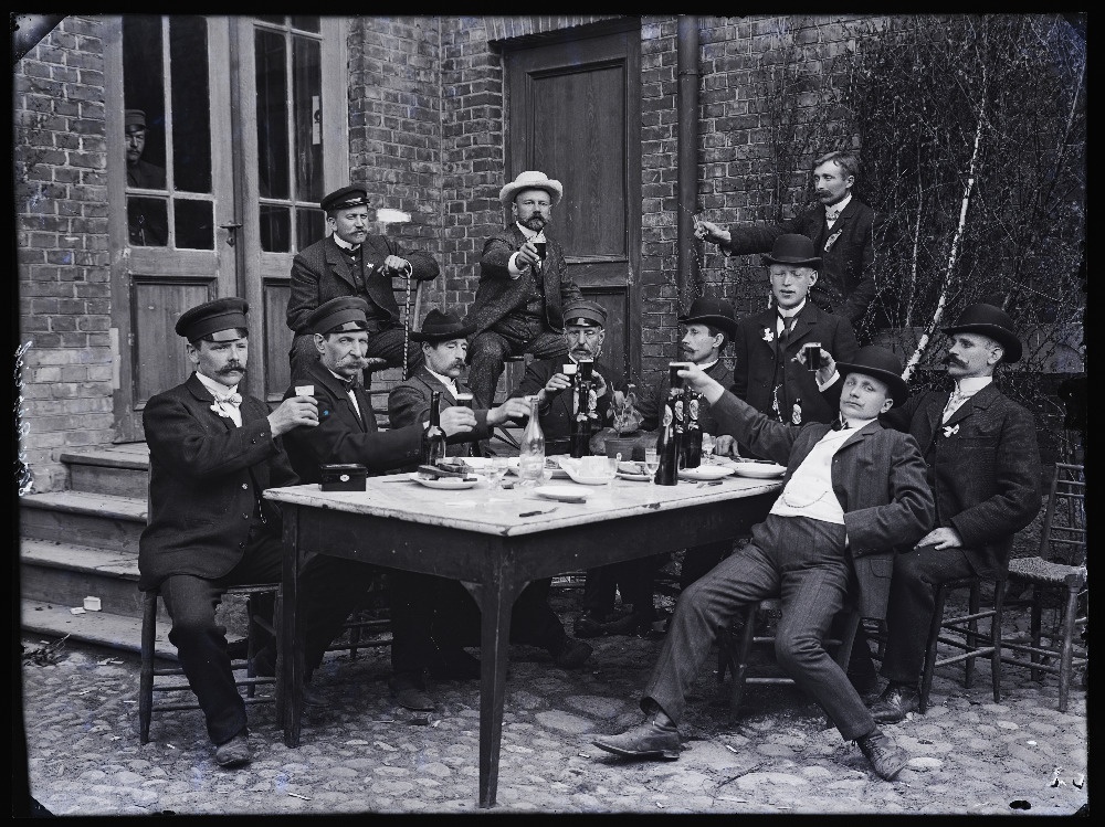 Grupp mehi tagaaias pidulauas, (foto tellija Rieprich).