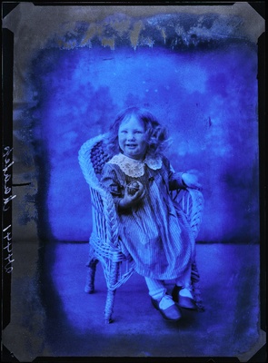 Väike tüdruk Maasepp [Maasep].  similar photo