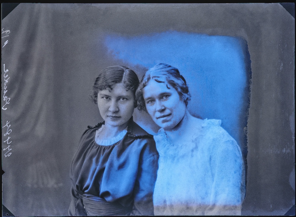 Kaks naist, (foto tellija Sander).