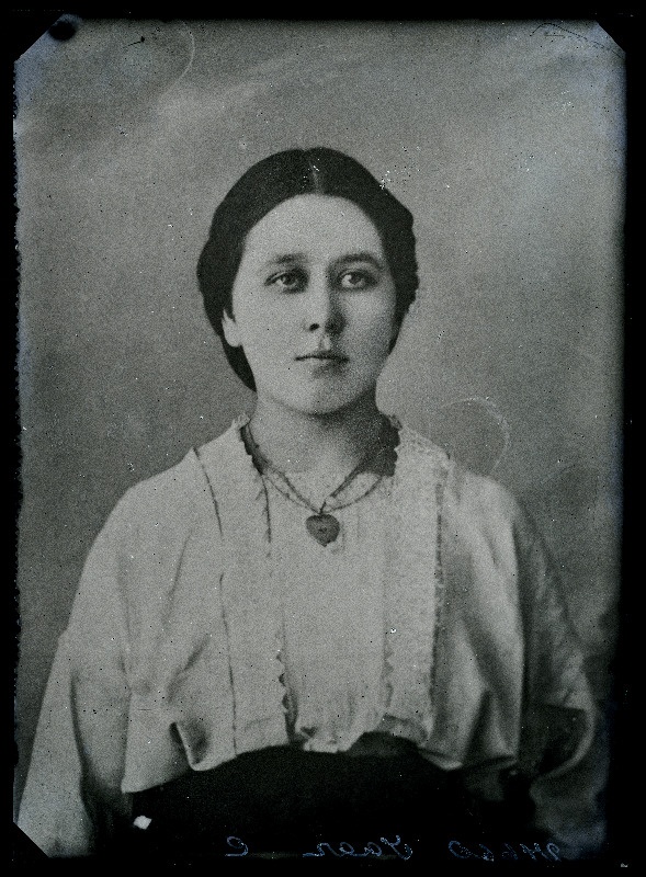 Naise foto, (22.06.1917 fotokoopia  tellija Helmi Saar Kõo vallast, Käosaare talust).