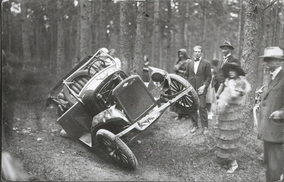 Piirituseärimees Bernhard Palmi auto Chevrolet pärast Kose teel toimunud inimohvriga avariid.  duplicate photo