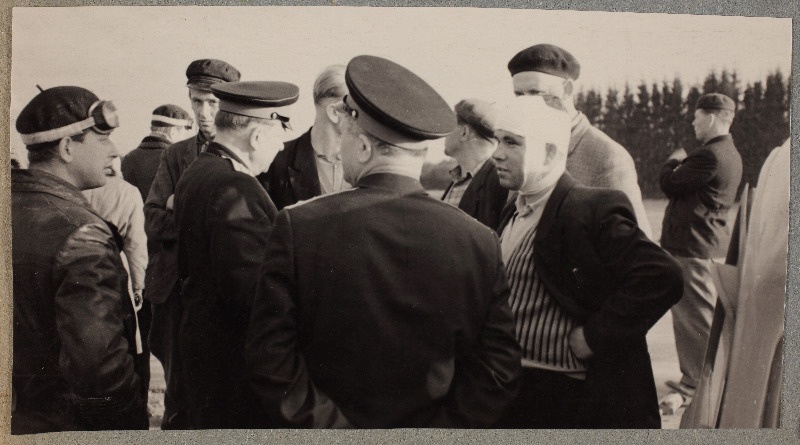 Miilitsatöötajad uurimas autoavarii toimumise põhjuseid