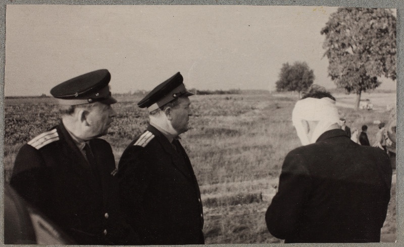 Miilitsatöötajad autoavarii sündmuskohas