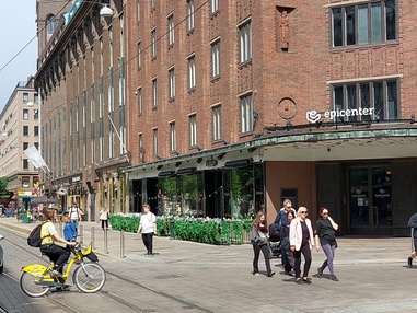 Mikonkatu 9,11,13,15,17. Etualalla ravintola Planet Hollywood. rephoto