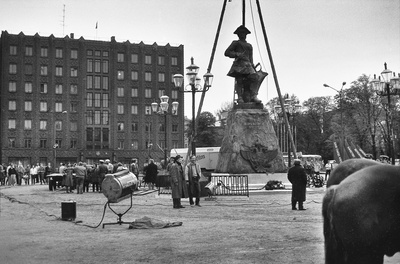 Peeter I burafooria Võidu väljakul 1986 (03) - Peeter I butafooria Võidu väljakul 1986  similar photo