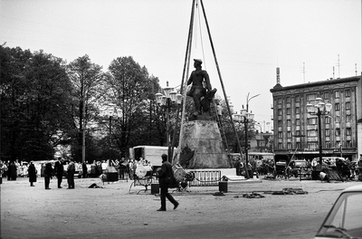 Peeter I burafooria Võidu väljakul 1986 (01) - Peeter I butafooria Võidu väljakul 1986  similar photo