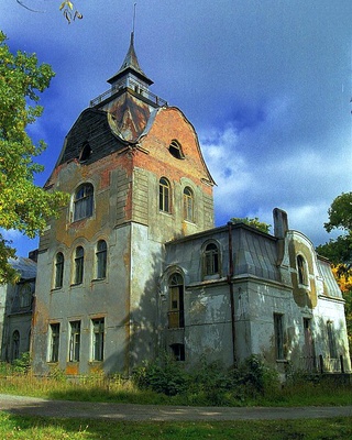 Neeruti kolhoosi kontorihoone välisvaade. rephoto