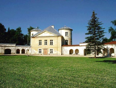 Kiltsi mõisa peahoone esikülg, vasakul mootorratas rephoto