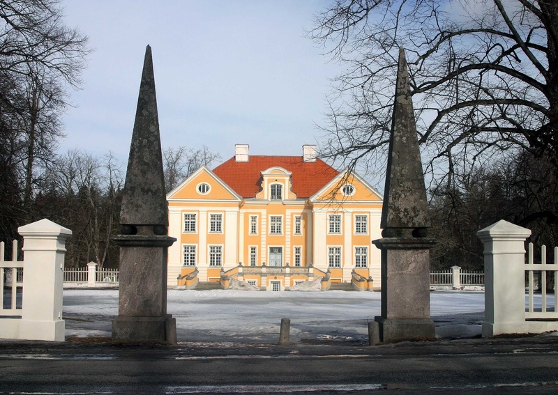 Eesti Geograafia Seltsi Lahemaa ekskursioonist osavõtjad Palmse mõisa väravas, tagaplaanil Palmse mõisa peahoone. rephoto
