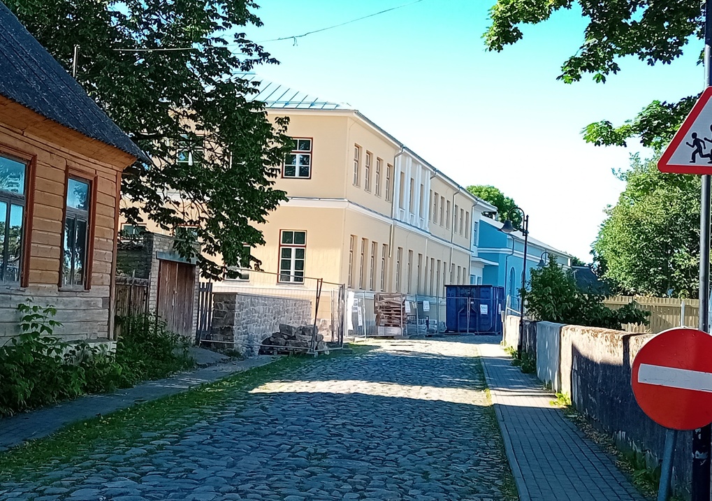 Kuressaare gümnaasiumi hoone Kohtu tänava poolt rephoto