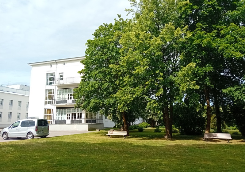 Linnahaigla uus hoone Kuressaares Saaremaal. rephoto