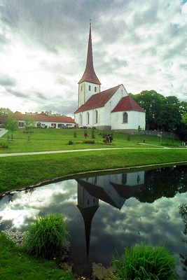 Rakvere Kolmainu kirik 1989 aastal. rephoto