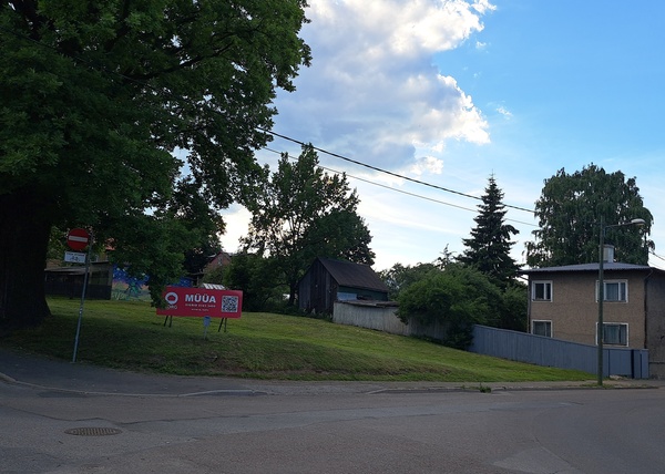 Maja Tartus Kalevi ja Õnne tn nurgal. rephoto