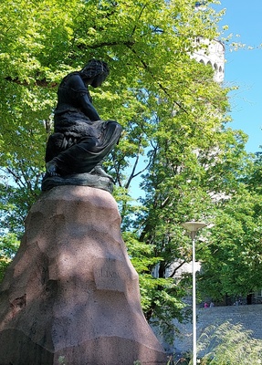 "Linda" kuju Lindamäel, taga paremal Pikk Hermann. rephoto