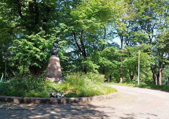 Tallinna vaade. Monument pargis rephoto