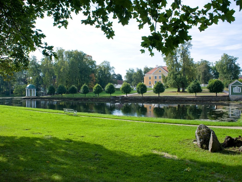 Palmse mõis. Rotund tiigi kaldal. rephoto
