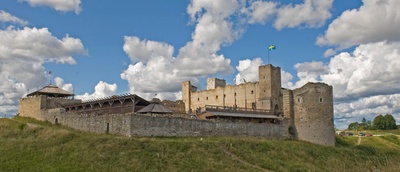 Ruins of Rakvere Castle with vallurhaava1 - Ruins of Rakvere Castle rephoto