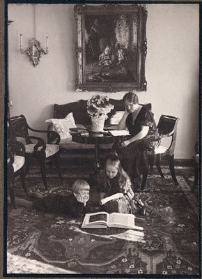 Riigitegelase Jaan Tõnissoni abikaasa Hilda koos lastega.  duplicate photo