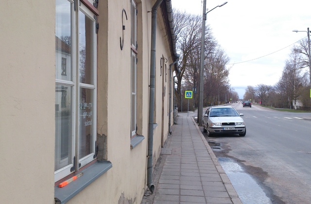 Mees jalgrattaga Kuressaares Tallinna tänaval, taamal veel inimesi ratastega rephoto