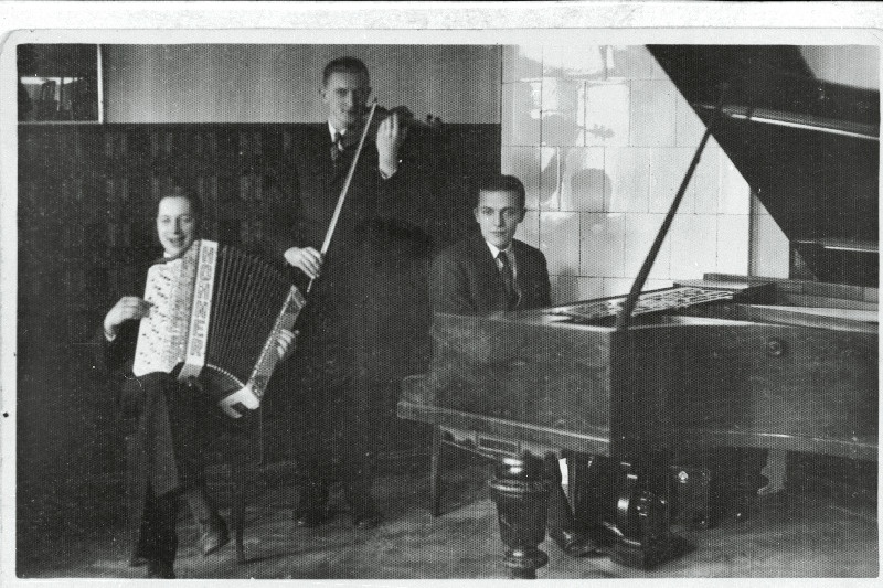 Restorani "Salse" orkestri liikmed. Paremalt 1. Raimond Valgre (klaver), 2. A.  Ranne (viiul) 3. L. Raudkepp (akordion).