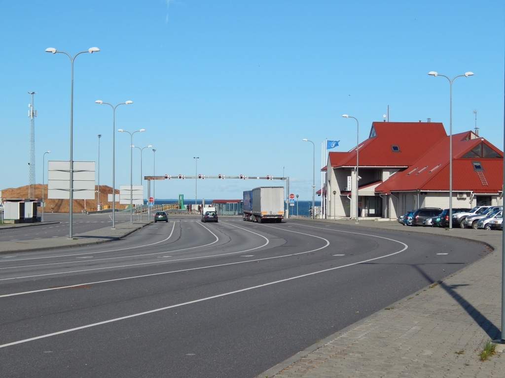 Parvlaeva ootavad autod Heltermaa sadamas