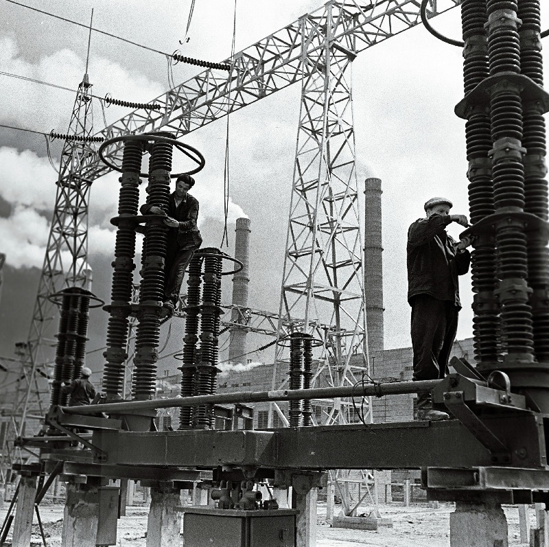 Montaažitööd Balti soojuselektrijaama 330-kilovoldise alajaama ehitusel.