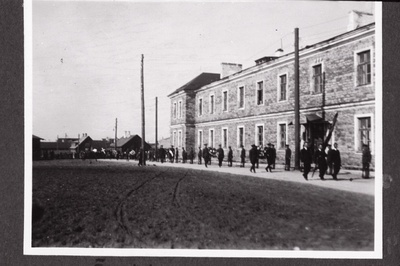 Õnnetult surma saanud Eesti Vabariigi Scoutspataljoni vanemallohvitseri H. Saliti matuserongkäik Liiva kasarmu juures.  similar photo