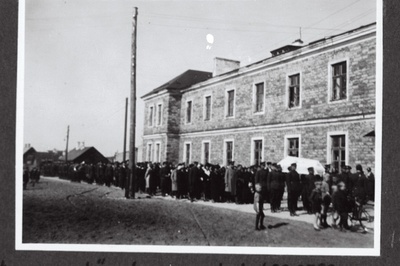 Õnnetult surma saanud Eesti Vabariigi Scoutspataljoni vanemallohvitseri H. Saliti matuserongkäik Liiva kasarmu juures.  similar photo