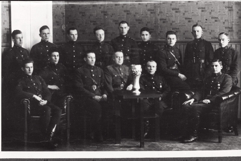 Eesti Vabariigi Scoutspataljoni meeskond OLÜ 1932.a. üleriiklikul laskurühingute vahelistel võistlustel võidetud karikaga.
