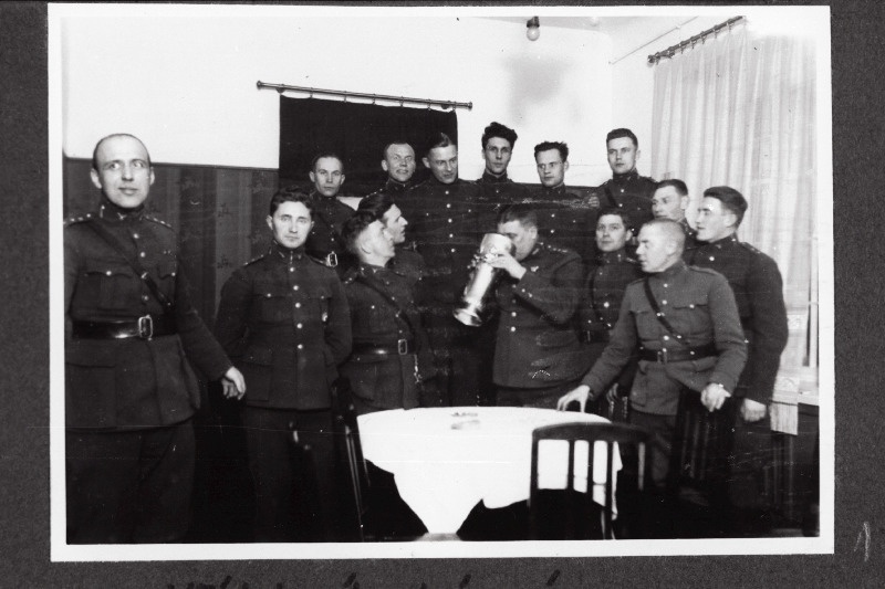 Eesti Vabariigi Scoutspataljoni ülem kolonelleitnant O. Pajusson OLÜ 1932.a. üleriiklikul laskurühingute vahelistel võistlustel võidetud karikast joomas.