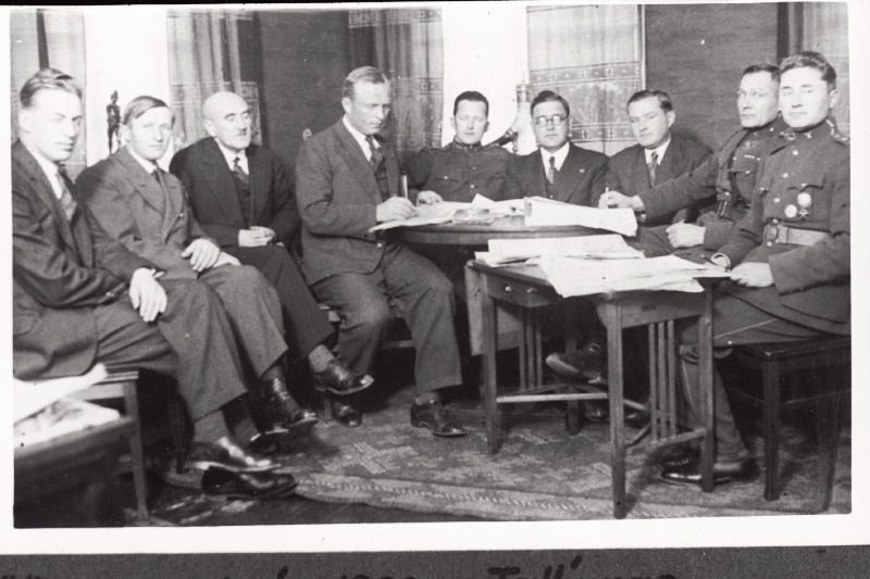 Eesti Vabariigi Scoutsrügemendi ajaloo läbivaatamise komisjon Tallinnas tööl.