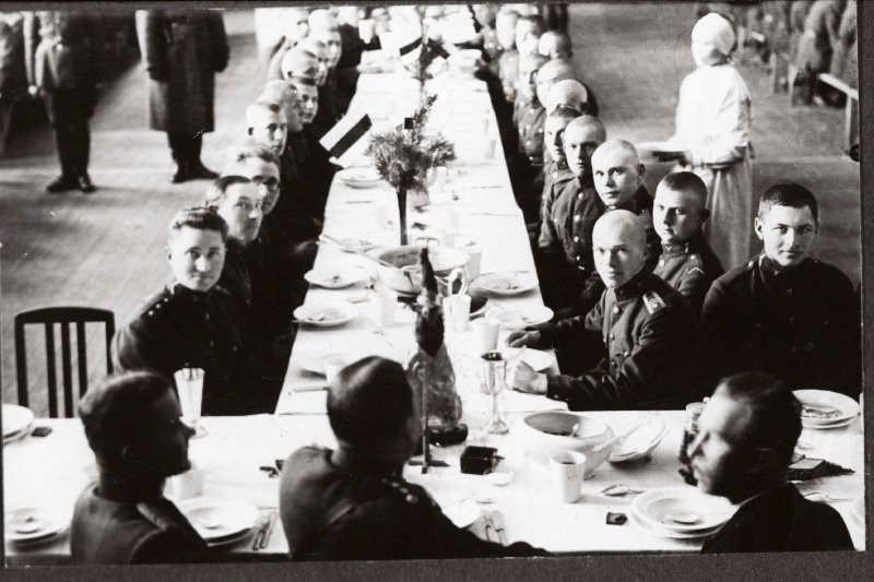 Eesti Vabariigi Scoutspataljoni 15. aastapäeva tähistamise pidulik lõunasöök võimlas.