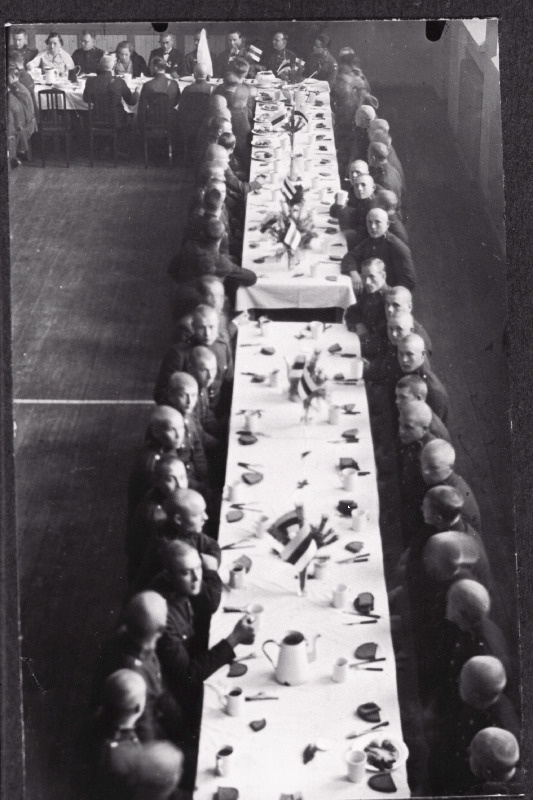 Eesti Vabariigi Scoutspataljoni 15. aastapäeva tähistamise pidulik lõunasöök võimlas.