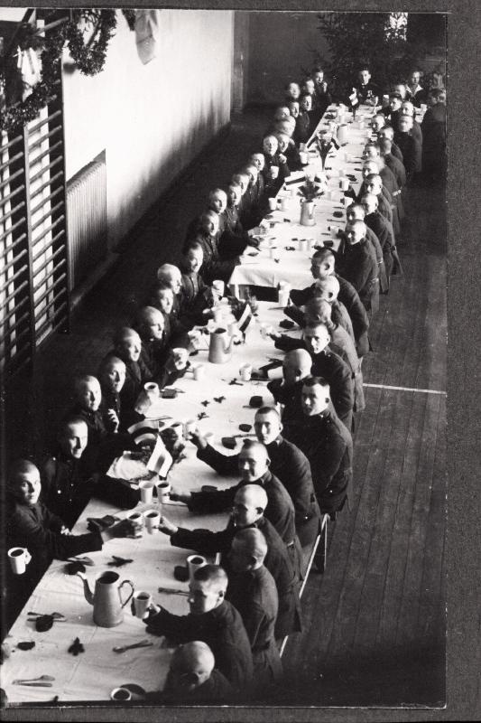 Eesti Vabariigi Scoutspataljoni 15. aastapäeva tähistamise pidulik lõunasöök võimlas.