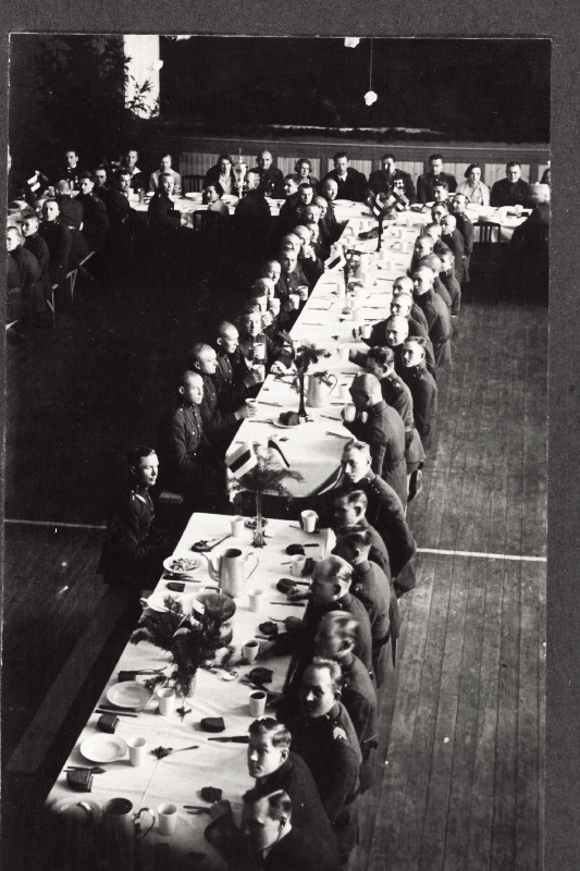 Eesti Vabariigi Scoutspataljoni 15. aastapäeva tähistamise pidulik lõunasöök võimlas.