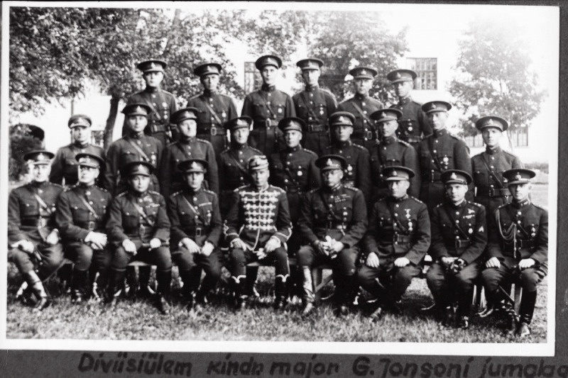 Eesti Vabariigi III diviisi ülem kindralmajor G. Jonson (I reas keskel) diviisist lahkumise puhul Scoutspataljoni ohvitseride keskel.