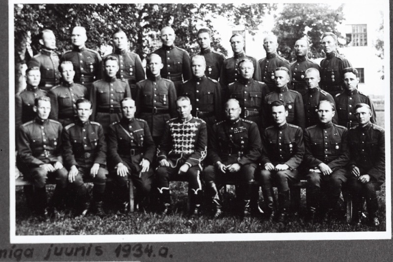 Eesti Vabariigi III diviisi ülem kindralmajor G. Jonson (I reas keskel) diviisist lahkumise puhul Scoutspataljoni ohvitseride keskel.