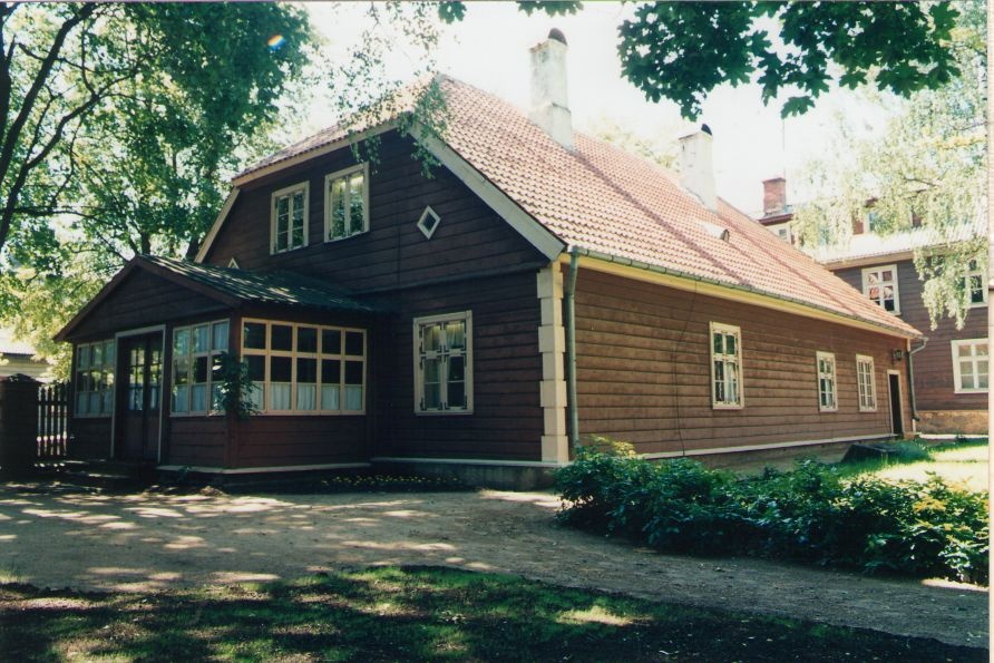 Foto. Vaade Fr. R. Kreutzwaldi elumajale, õuepoolne vaade. Võru, 05.07.1996.