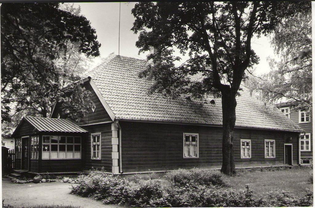 Foto. Dr. Fr. R. Kreutzwaldi elumaja (õuepoolne vaade). Võru, 1993.